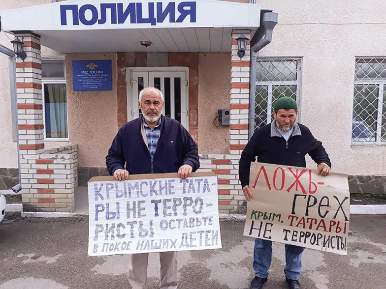 „Tatarzy Krymscy to nie terroryści, zostawcie nasze dzieci w spokoju”: protest przed komisariatem policji na Krymie, koniec 2017 r. / KRYMSKA SOLIDARNOŚĆ „Tatarzy Krymscy to nie terroryści, zostawcie nasze dzieci w spokoju”: protest przed komisariatem policji na Krymie, koniec 2017 r. / KRYMSKA SOLIDARNOŚĆ