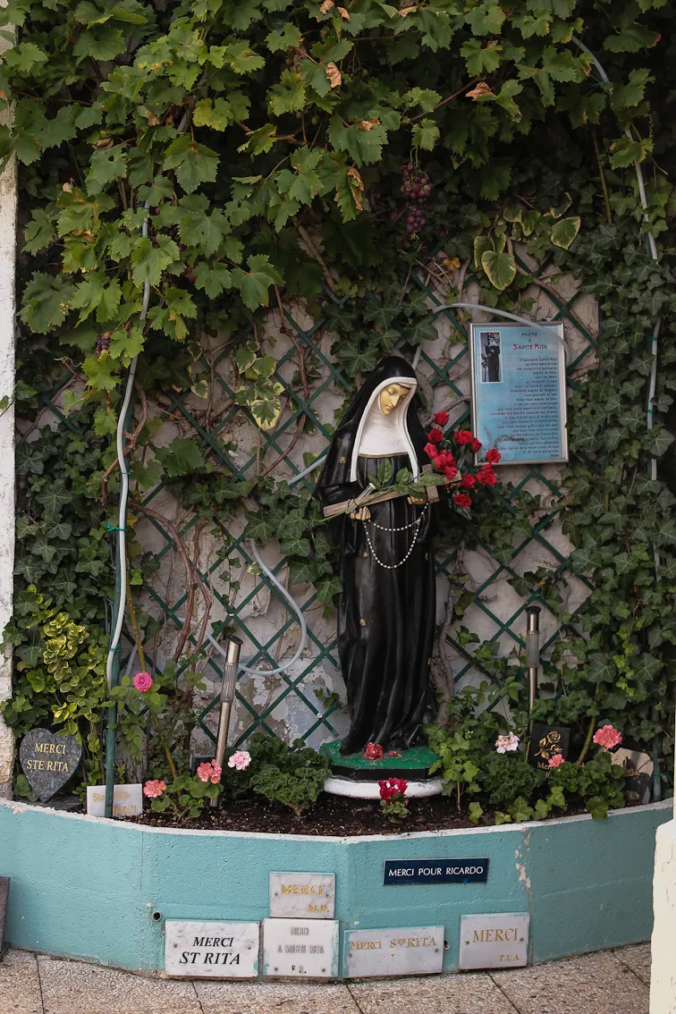 Figurka św. Rity przy kościele p.w. św. Rity w Paryżu / fot. Janusz Stobiński / ze zbiorów Małgorzaty Bilskiej