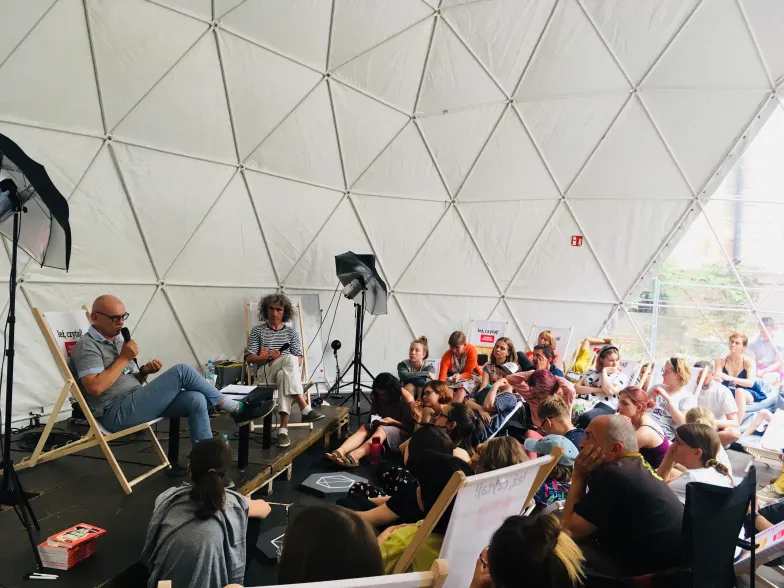 Slot Art Festival, Lubiąż niedaleko Wrocławia, Strefa Dialogu "Tygodnika Powszechnego", spotkanie z Dariuszem Rosiakiem, lipiec 2019 r. / Fot. Katarzyna Mirczak
