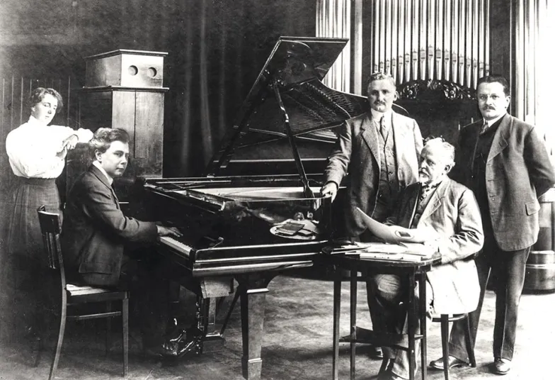 Józef Hofmann podczas sesji nagraniowej rolek pianolowych Welte, Freiburg, 1906 r.