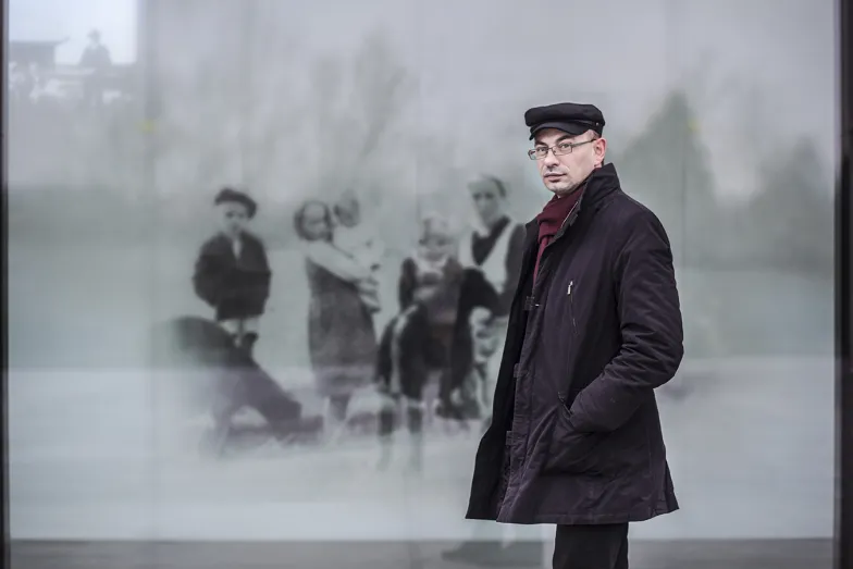 Mateusz Szpytma w Muzeum; w tle fragment ekspozycji: powiększone zdjęcie rodziny Ulmów, zrobione przez Józefa Ulmę. Markowa, marzec 2016 r. / Fot. Grażyna Makara Mateusz Szpytma w Muzeum; w tle fragment ekspozycji: powiększone zdjęcie rodziny Ulmów, zrobione przez Józefa Ulmę. Markowa, marzec 2016 r. / Fot. Grażyna Makara