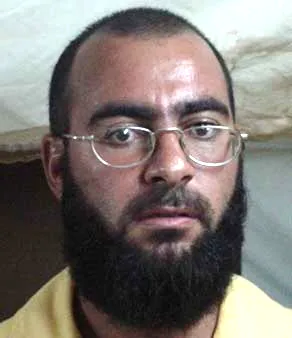 Abu Bakr al-Baghdadi na zdjęciu zrobionym po zatrzymaniu go przez armię USA w obozie Bucca, 2004 r. / fot. Wikimedia Commons