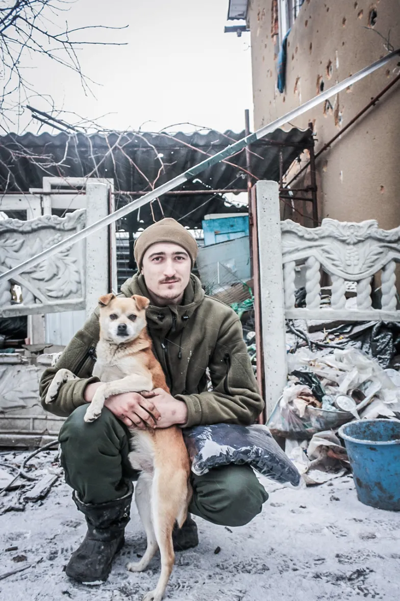 Żołnierz \"Mechanik&quot; z 81. Brygady ze swoim psem Kitajcem, Opytne, luty 2016 r. / Fot. Monika Andruszewska