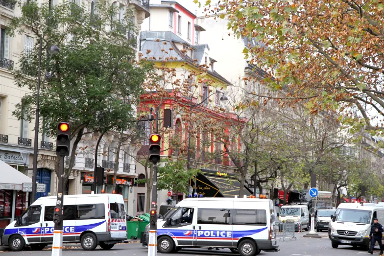 Przed teatrem Bataclan w Paryżu po zamachu terrorystycznym z 13 listopada 2015 r. / fot. Maya-Anaïs Yataghène / Wikimedia Commons CC BY 2.0