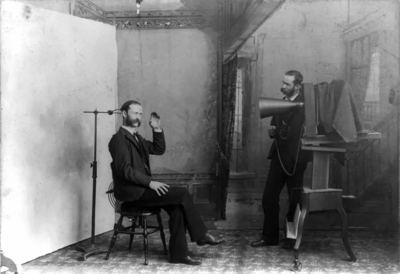 Fotomontaż ukazujący fotografa przy pracy, a jednocześnie w roli modela: widać tu powszechnie używany wówczas stojak, często błędnie dziś opisywany są jako wyposażenie służące fotografowaniu zwłok. 1893 / fot. Wikimedia Commons