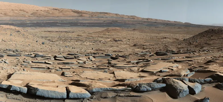 Panorama marsjańskiego krateru Gale, gdzie łazik Curiosity wykrył związki organiczne w skałach sprzed miliardów lat / fot. Curiosity / NASA