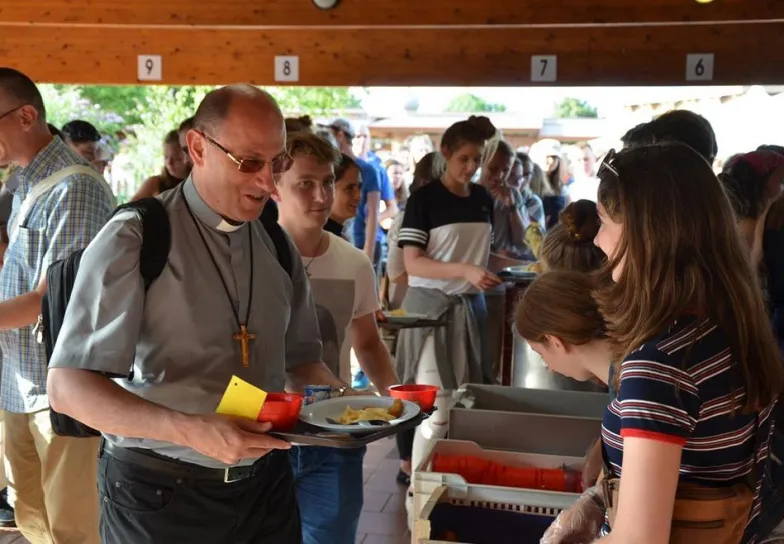 Prymas Polski bp Wojciech Polak w kolejce po jedzenie. Taizé, lipiec 2017. Fot. ks. W. Orzechowski / prymaspolski.pl Prymas Polski bp Wojciech Polak w kolejce po jedzenie. Taizé, lipiec 2017. Fot. ks. W. Orzechowski / prymaspolski.pl
