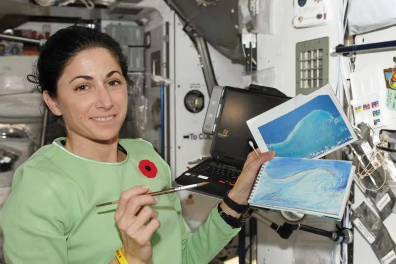 Nicole Stott z pierwszą namalowaną w kosmosie akwarelą - "The Wave" ("Fala") to widok wysp Isla Los Roques w Wenezueli z pokładu ISS. Październik 2009 r. / fot. archiwum prywatne / nicolestott.com