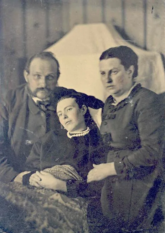 Być może w tym przypadku rzeczywiście jest to zdjęcie rodziców ze zmarłą córką? / fot. Wikimedia Commons
