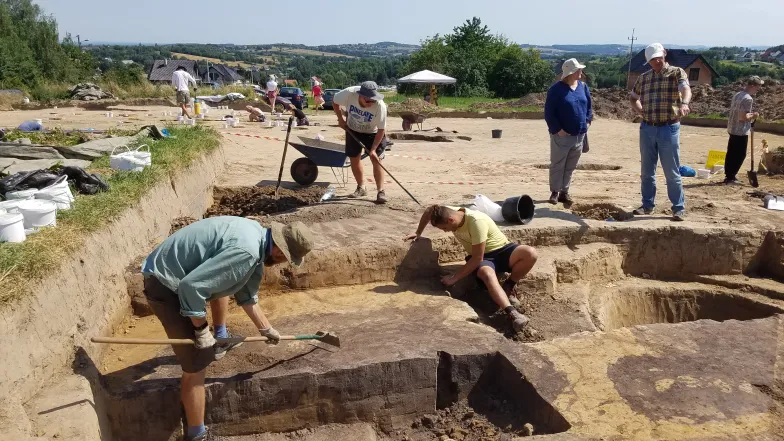 Wykopaliska w Biskupicach k. Wieliczki, relikty neolitycznej osady kultury ceramiki wstęgowej rytej / fot. Magdalena Moskal-del Hoyo / dzięki uprzejmości Instytutu Botaniki PAN Wykopaliska w Biskupicach k. Wieliczki, relikty neolitycznej osady kultury ceramiki wstęgowej rytej / fot. Magdalena Moskal-del Hoyo / dzięki uprzejmości Instytutu Botaniki PAN