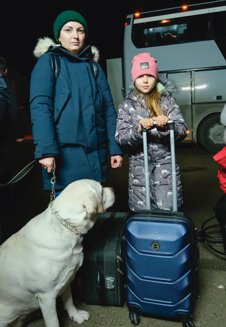 Julia Pimaczowa z córką Aleksandrą i labradorką Dżiną. Szeginie, Ukraina, 2 marca 2022 r. / fot. Marek Rabij