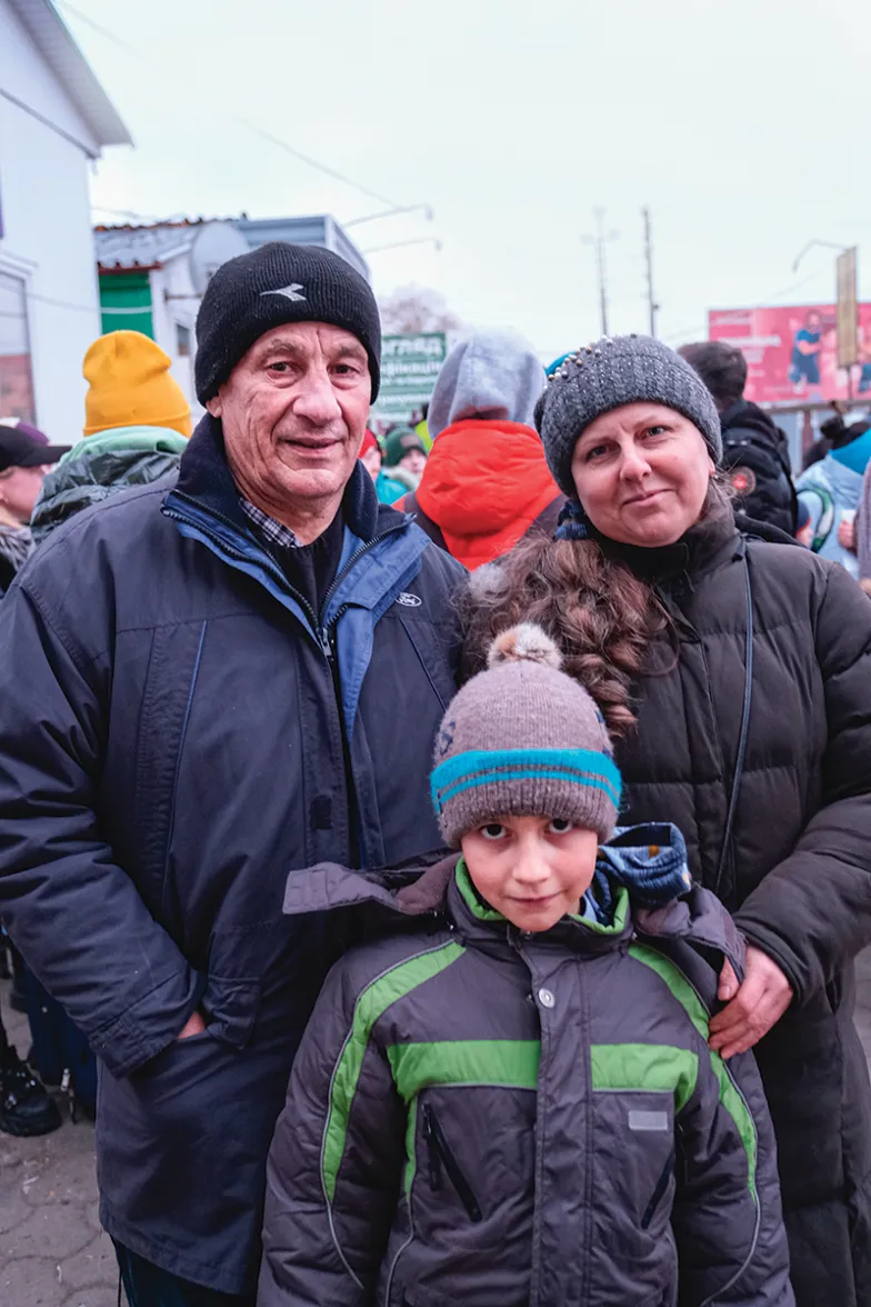 Oksana i Piotr Litwinienko z synem Dawidem. Szeginie, Ukraina, 2 marca 2022 r. / fot. Marek Rabij