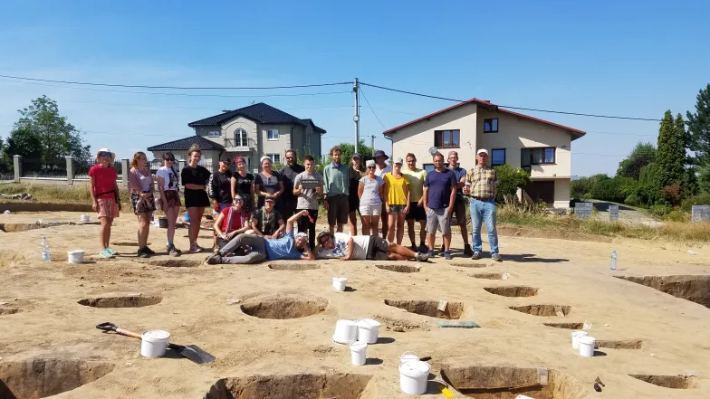 Zespół archeologów prowadzących prace wykopaliskowe w Biskupicach k. Wieliczki, gdzie odnaleźli relikty neolitycznej osady kultury ceramiki wstęgowej rytej / fot. Agnieszka Wacnik / dzięki uprzejmości Instytutu Botaniki PAN Zespół archeologów prowadzących prace wykopaliskowe w Biskupicach k. Wieliczki, gdzie odnaleźli relikty neolitycznej osady kultury ceramiki wstęgowej rytej / fot. Agnieszka Wacnik / dzięki uprzejmości Instytutu Botaniki PAN